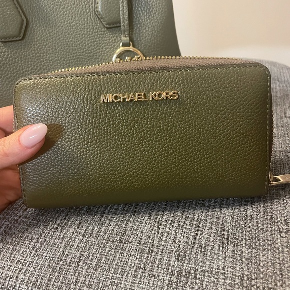 Olive green Michael kors bag! Perfect for spring! - Picture 10 of 14